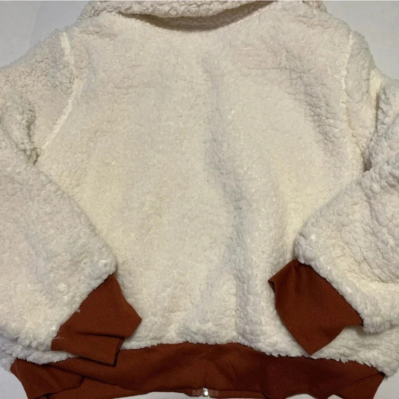Women zip up white and brown teddy, cozy long sleeve for casual comfort. - Picture 2 of 7